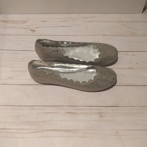 🌺🌸Nice silver flats by unlisted 🍀🌺🌸 - Picture 2 of 7